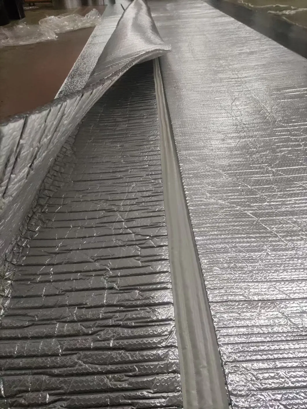 Reflective Foil Bubble Insulation For Exterior Tiles Wind Resistant And Easy Handling 2